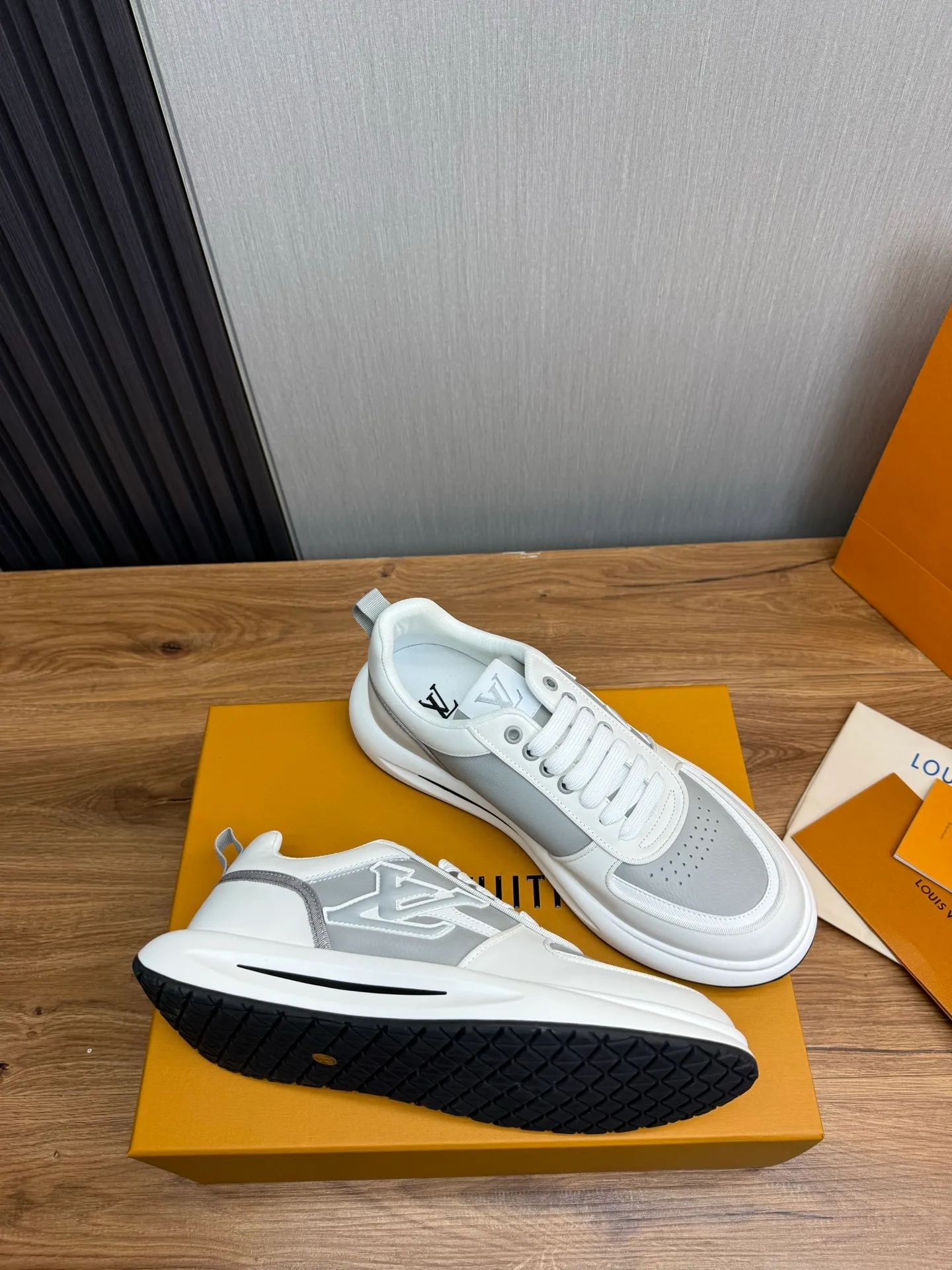 Men's shoes 💰820💰 Lv. Top purchasing agent 🇮🇹 Louis Vuitton, sports shoes counter synchronization, uppers imported from Italy, high-quality splicing and complex handicrafts, imported mesh pads are soft and comfortable, soles: original factory special soles, TPU exclusive movable molded soles super comfortable, original factory single goods, 🔍🔍high quality, you can enter and exit the counter at will, welcome to compare, code number 38-44 (Customized 38.45)